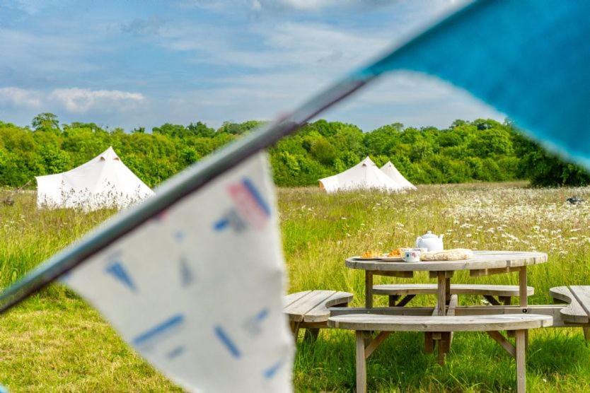 Red Clover At Blanca'S Bell Tents Villa Ringstead  Kültér fotó