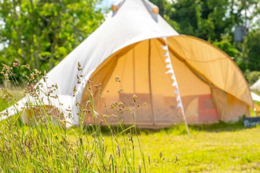 Red Clover At Blanca'S Bell Tents Villa Ringstead  Kültér fotó