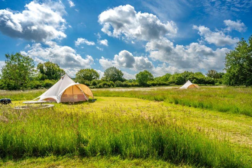 Red Clover At Blanca'S Bell Tents Villa Ringstead  Kültér fotó