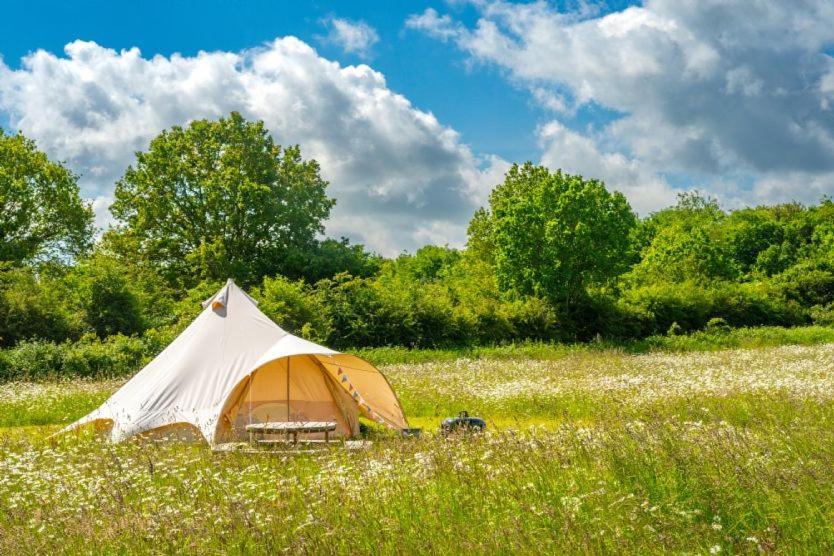 Red Clover At Blanca'S Bell Tents Villa Ringstead  Kültér fotó